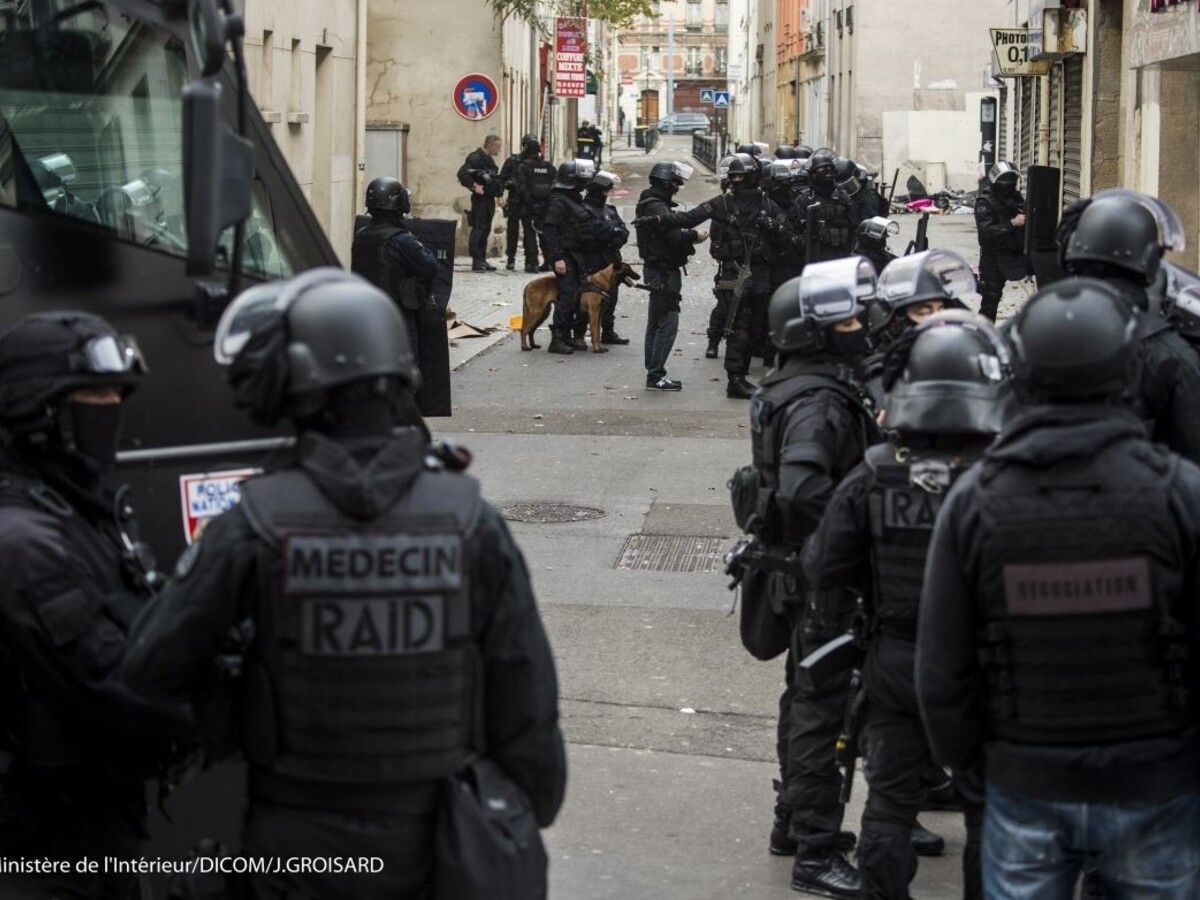 Francúzi identifikovali teroristu, ktorý sa odpálil v Saint-Denis