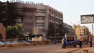Počet obetí útoku islamistov v metropole Burkiny Faso rastie