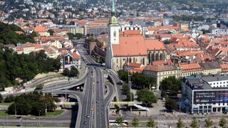 Bratislava znižuje vizuálny smog, reklamným trojnožkám v centre odzvonilo