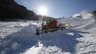 Z rakúskeho lyžiarskeho svahu sa zrútil ratrak, na mieste zasahovali záchranári