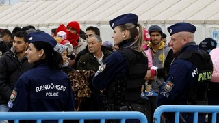 Maďarský súd uvalil väzbu na migrantov, ktorí v tábore napadli policajtov