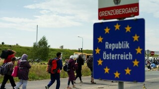Rakúsko sprísňuje podmienky, migranti musia požiadať o azyl