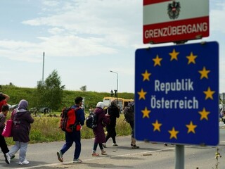 Rakúsko sprísňuje podmienky, migranti musia požiadať o azyl