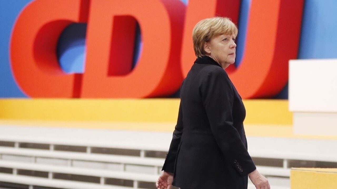 Merkelovej konzervatívci stratili štvrtinu voličov, posilňujú populisti