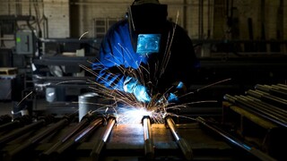 Zamestnanosť práca zamestnanec strojárstvo fabrika zváranie 1140px (SITA/AP)