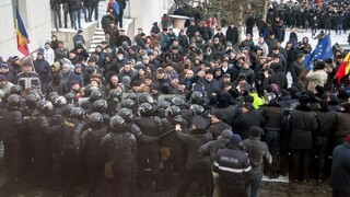 Pred moldavským parlamentom vznikol Majdan, krajina je hlboko rozdelená
