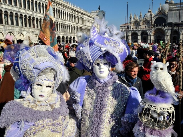 Začína sa Benátsky karneval, neviazaná zábava pod rúškom anonymity