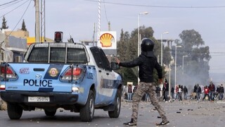 Nepokoje v Tunisku vyústili v celoštátny zákaz nočného vychádzania