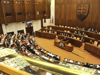 Smer by nevládol sám, do parlamentu by šlo sedem strán
