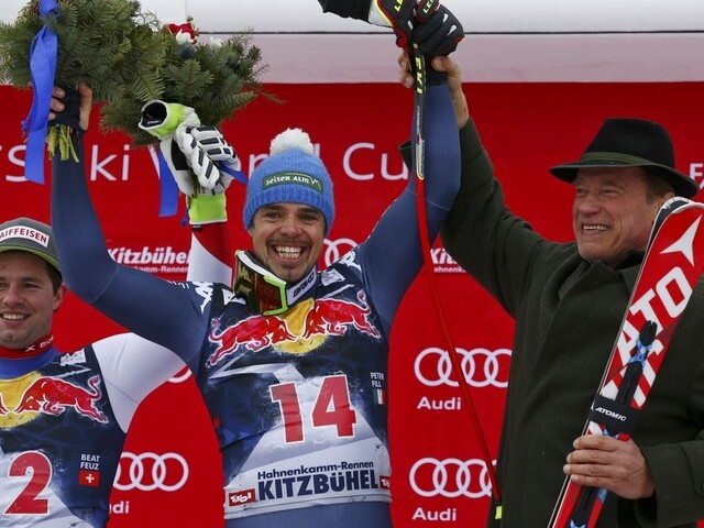 Po pádoch ukončili preteky v Kitzbüheli, víťazovi zagratuloval aj Schwarzenegger