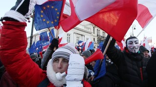 V poľských uliciach protestovali proti vláde desaťtisíce ľudí