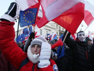 V poľských uliciach protestovali proti vláde desaťtisíce ľudí