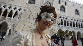 Za sprísnených bezpečnostných opatrení sa začal Benátsky karneval