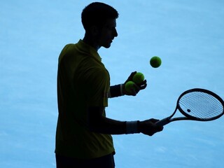 Djokovič po päťsetovej dráme do štvrťfinále dvojhry