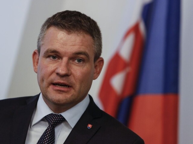 Pellegrini: Vláda učiteľom neustúpi, požiadavky by mali adresovať starostom