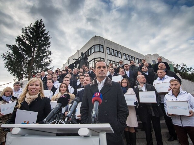 Každý, kto mohol, kopol do Siete, tvrdí Hrnčiar. Strana chce Procházku za premiéra