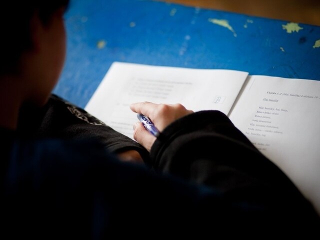 Žiaci prežívajú stres pri odpovedi pred tabuľou, môžu to zmeniť písomné testy