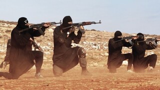 Islamisti v novom videu oslavujú parížskych útočníkov, vyhrážajú sa Británii