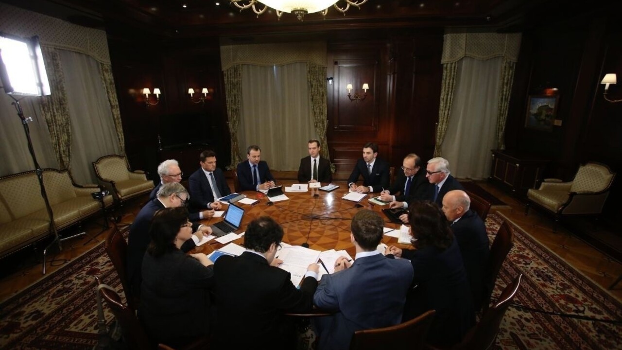 Lacná ropa Rusom neprospieva, ekonomika sa prepadla o 3,7%