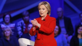 Clintonová si snaží udržať pozíciu, popularita jej konkurenta výrazne stúpla
