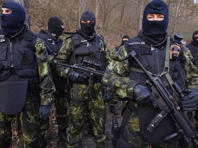Polícia rozbila veľkú sieť obchodníkov so ženami, operovala aj na Slovensku