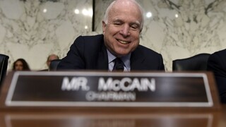 McCain nechce ruské motory, Putinových ľudí označil za korupčný gang