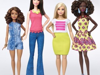 Barbie prešla výraznou zmenou. Vysoká, nižšia aj s krivkami
