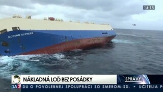 Evakuovanú loď unáša prúd, ohrozuje iné plavidlá