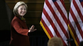 Clintonová čelí pre emaily kritike len pár dní pred primárkami