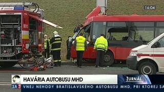 Bratislavský autobus mal vážnu nehodu, zranilo sa niekoľko ľudí