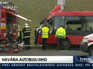 Bratislavský autobus mal vážnu nehodu, zranilo sa niekoľko ľudí