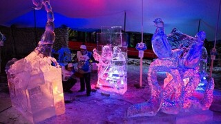 Umelci premenili tony ľadu na nevšedné sochy