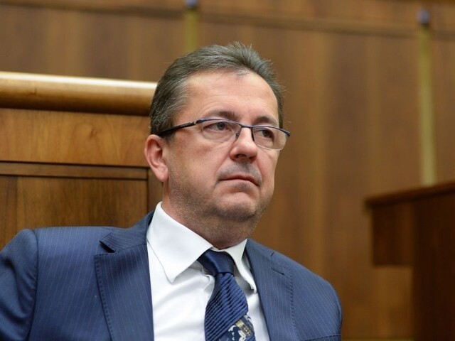 Glváč pripustil, že víťaza tendra na radary pre armádu vyberie až nová vláda