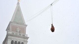Benátky zaplnili turisti, let anjela chceli vidieť tisíce ľudí