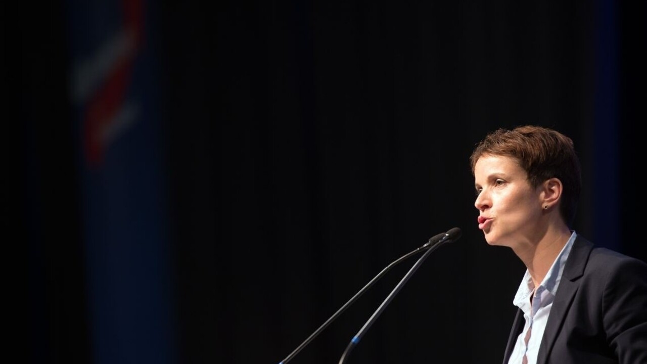 Politička, ktorá pripustila použitie zbraní na ženy a deti migrantov, pobúrila vládu