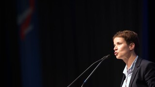 Politička, ktorá pripustila použitie zbraní na ženy a deti migrantov, pobúrila vládu