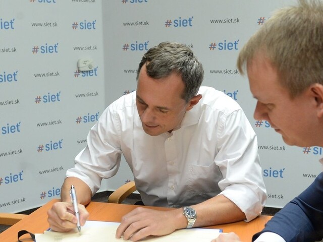 Berie plat 250 sestier? Sieť upozornila na rýchly vzostup lekára