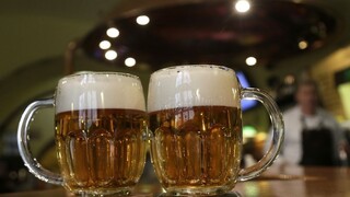 Babiš chce značne znížiť daň na čapované pivo, Sobotka nesúhlasí