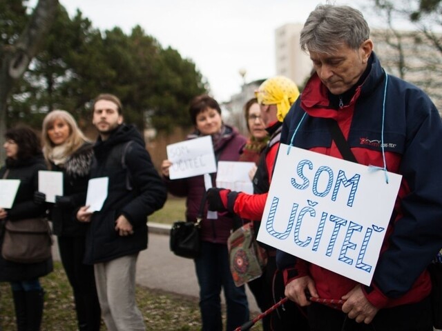 Nespokojní učitelia sa stretli na tichom proteste, čakali na ministrov