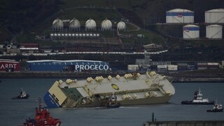 Záchrana sa vydarila, poškodenú loď odtiahli do Bilbaa