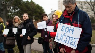 Školským odborárom došla trpezlivosť. Ako sa k problému stavajú politici?