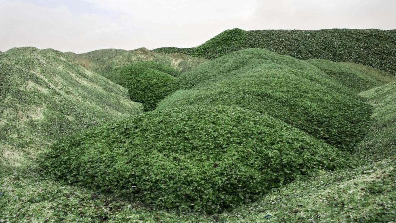 Izraelskú púšť oživili farebné hory zo skla veľké ako futbalové štadióny