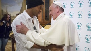 Ronaldinho sa stretol s pápežom, organizujú charitatívny zápas pre mier