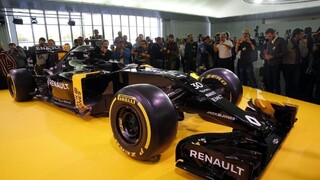 Renault sa vracia do kolotoča F1, predstavil monopost aj jazdcov
