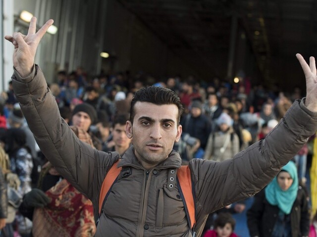 Nechytajte ženy za zadok a akceptujte gejov, radia manuály pre migrantov
