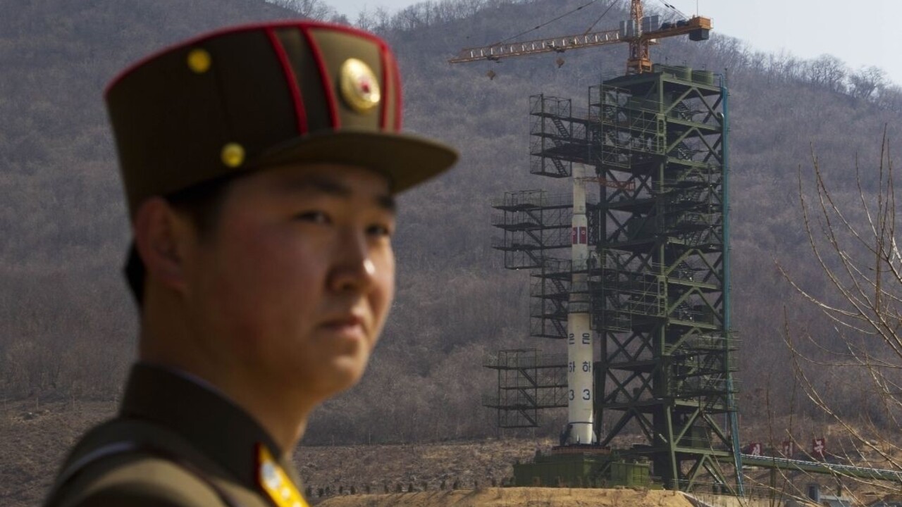Severnú Kóreu kritika neodradila, raketu začala plniť palivom