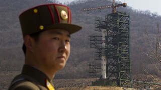 Severnú Kóreu kritika neodradila, raketu začala plniť palivom