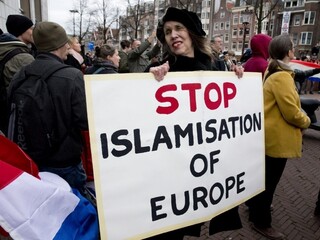 V Európe demonštrovali odporcovia migrácie a islamu, väčšinou bez incidentov