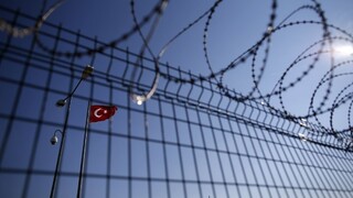 Boje na severe Sýrie pretrvávajú, utečenci uviazli na hranici s Tureckom