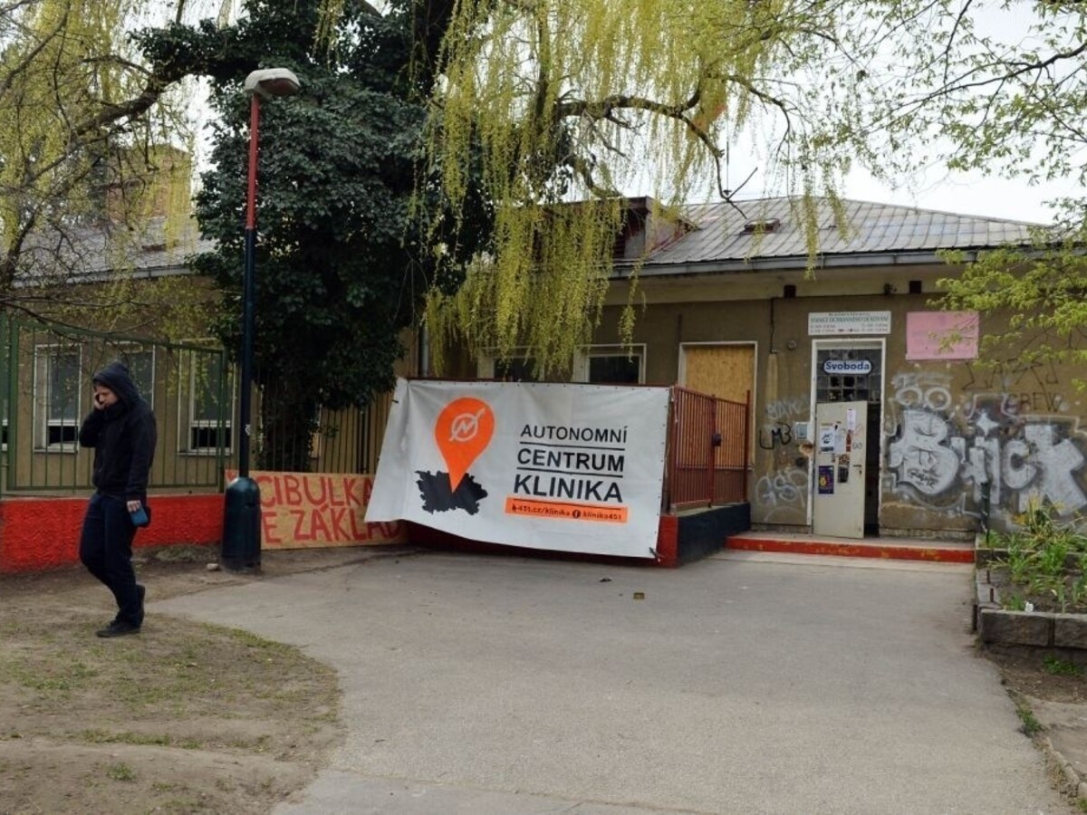 Maskovaní útočníci zapálili komunitné centrum v Prahe, ktoré pomáha utečencom